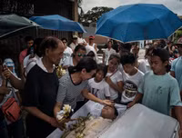 Dân nghèo Philippines chen chúc 