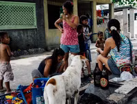 Dân nghèo Philippines chen chúc 