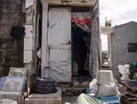 Dân nghèo Philippines chen chúc 
