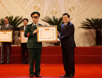 [ẢNH] Cuộc sống bình yên của NSND Tự Long bên người vợ tài sắc