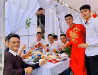 [ẢNH] Dàn cầu thủ giản dị tới chung vui với Duy Mạnh trong lễ ăn hỏi