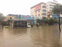 Thái Nguyên ngập lụt kỷ lục, ô tô 