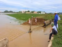 Ảnh hưởng bão số 2: Cầu sập, kênh vỡ, 5 người thương vong