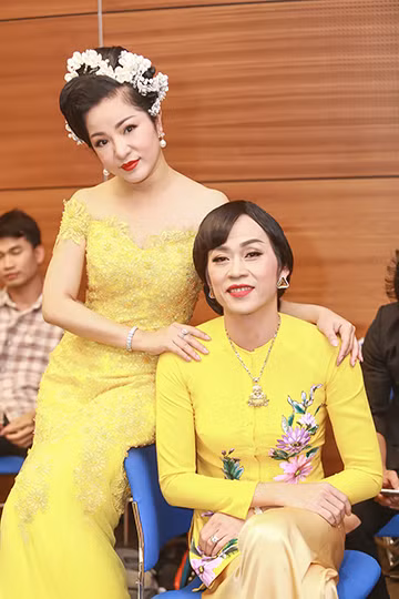Thúy Nga "đọ dáng" cùng Hoài Linh ảnh 5