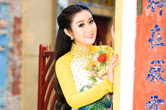 MC Kim Trang rạng ngời lên chùa cầu… duyên ảnh 2