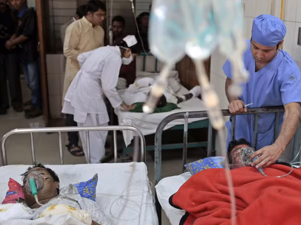 Bangladesh: Xe buýt bị ném bom xăng, 7 người chết cháy ảnh 1