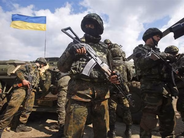 Ukraine lại không rút quân khỏi miền đông như dự tính ảnh 1