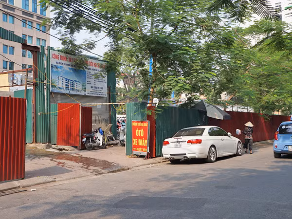 Điểm trông xe "chui" trong dự án xây dựng trường học ảnh 1