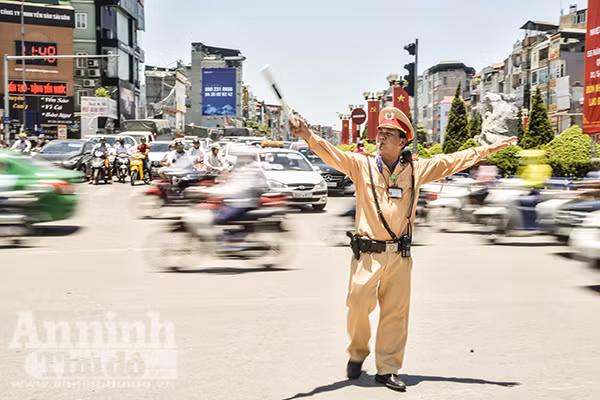 Những người "đội" nắng lửa giữa trưa hè ảnh 7