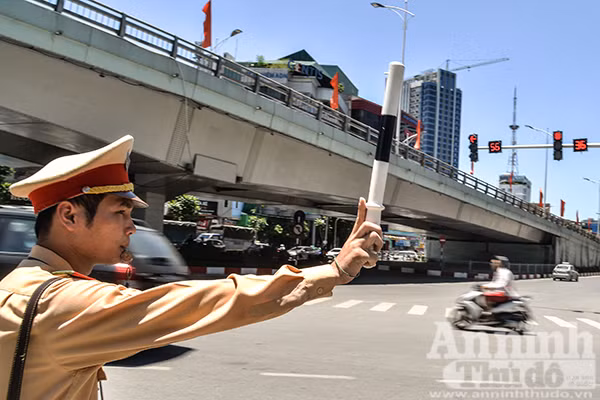 Những người "đội" nắng lửa giữa trưa hè ảnh 3