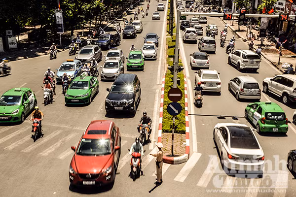 Những người "đội" nắng lửa giữa trưa hè ảnh 4
