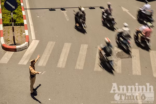 Những người "đội" nắng lửa giữa trưa hè ảnh 2
