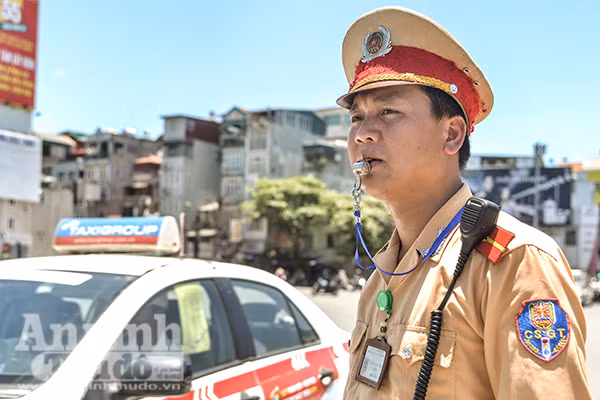 Những người "đội" nắng lửa giữa trưa hè ảnh 5