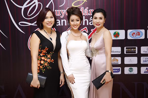 MC Kim Trang lưng trần gợi cảm dự sự kiện ảnh 7