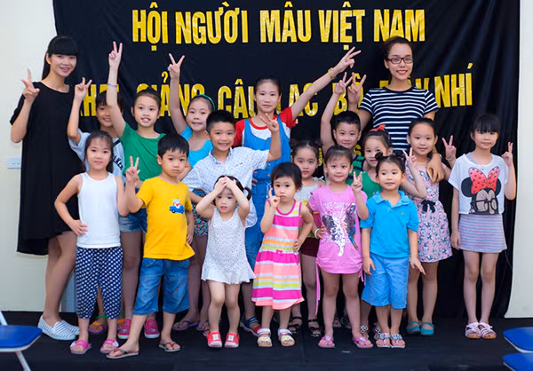 Siêu mẫu Hạ Vy “bế bụng bầu” lên bục giảng ảnh 9