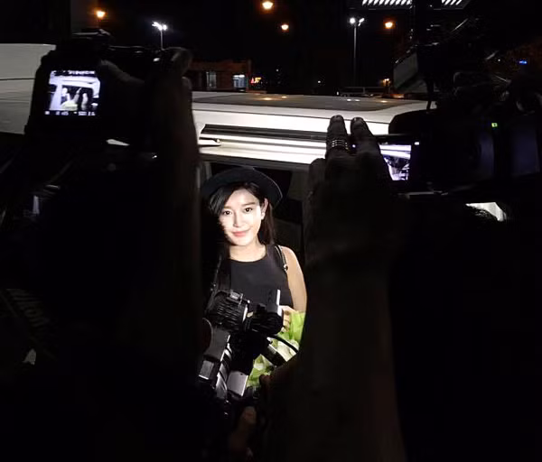 Á hậu Huyền My được "săn đón" tại Myanmar ảnh 6