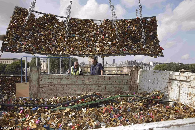 Chùm ảnh: “Mở khóa” tình yêu “cứu sống” cầu Pont des Arts ở Paris ảnh 6