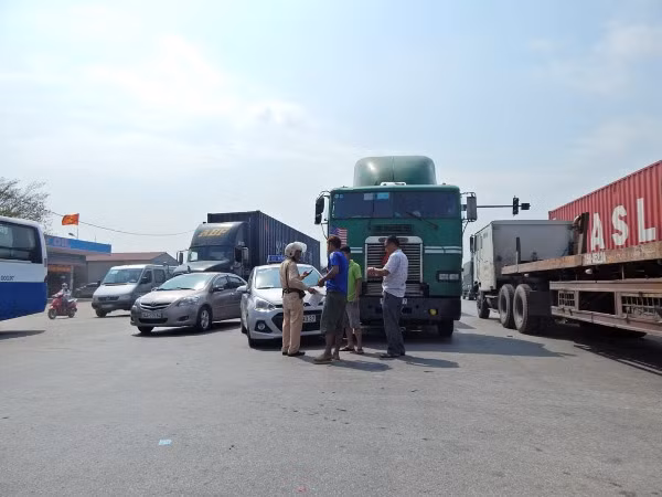 Xe container “dính” chặt taxi, quốc lộ 5 kẹt cứng ảnh 1