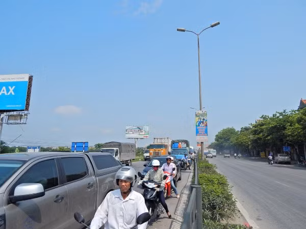 Xe container “dính” chặt taxi, quốc lộ 5 kẹt cứng ảnh 4