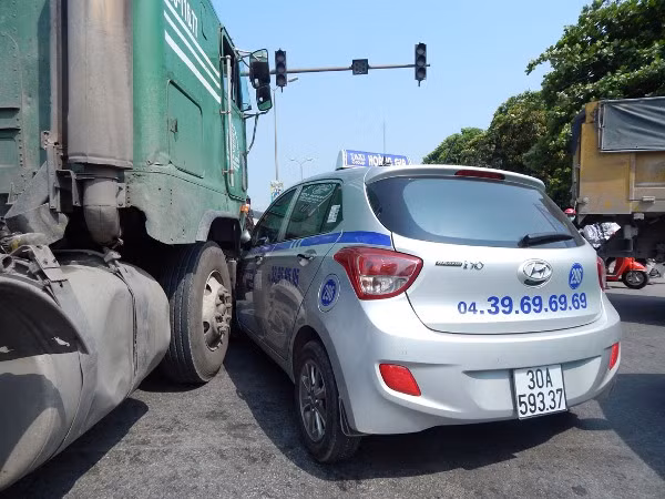 Xe container “dính” chặt taxi, quốc lộ 5 kẹt cứng ảnh 3