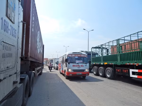 Xe container “dính” chặt taxi, quốc lộ 5 kẹt cứng ảnh 5