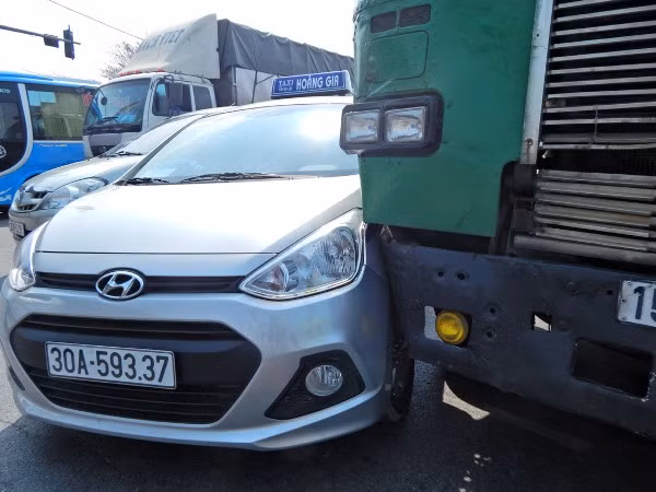 Xe container “dính” chặt taxi, quốc lộ 5 kẹt cứng ảnh 2