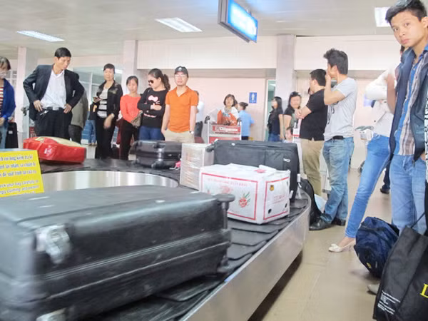 Đối tượng trộm cắp hành lý tại sân bay Nội Bài là nhân viên giám sát ảnh 2