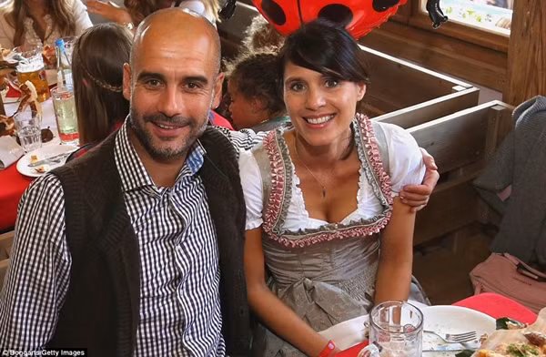 Dàn WAGs Bayern Munich khoe sắc trong lễ hội Oktoberfest ảnh 4