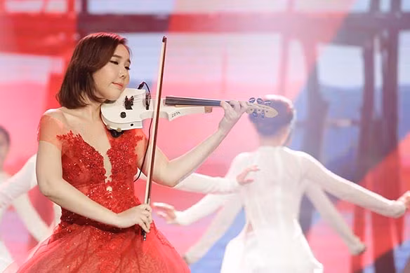 Thu Minh bị Monstar, Anh Duy lôi kéo lên biểu diễn phụ họa ảnh 7