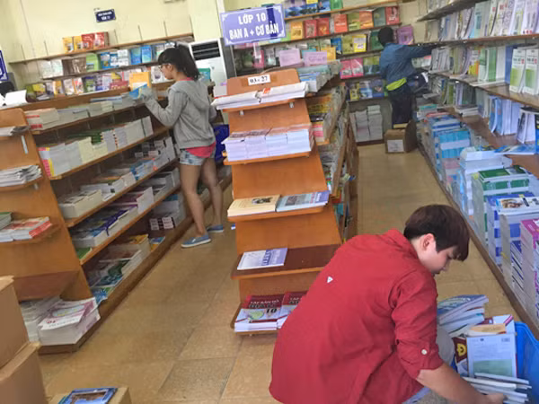 Chặn cửa sách giáo khoa lậu ảnh 1