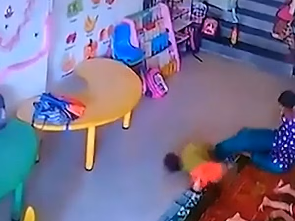 Phẫn nộ xem video cô giáo đánh trẻ tới mức nứt hộp sọ ảnh 1