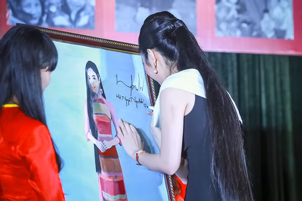 Hoa hậu Ngọc Anh đấu giá được gần 100 triệu tặng người nghèo ảnh 4