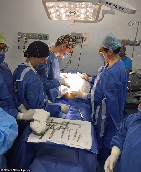 Cắt bỏ u nang buồng trứng "khủng", trọng lượng bằng 10 trẻ sơ sinh ảnh 2