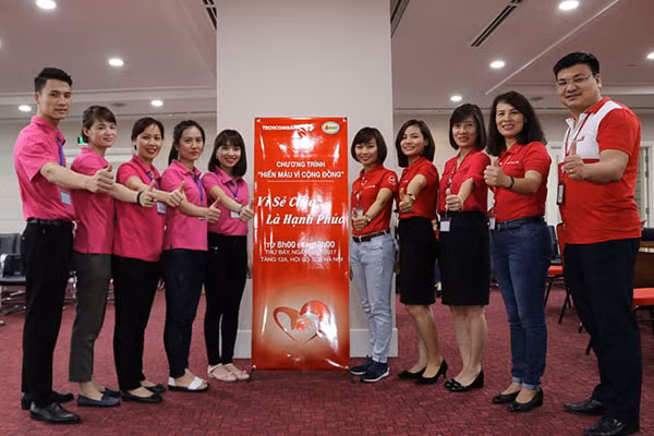 Hơn 500 cán bộ nhân viên tham gia ngày hội hiến máu Techcombank "Vì sẻ chia là hạnh phúc" ảnh 2