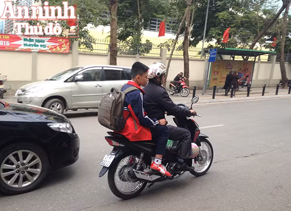 Phụ huynh "sơ ý" dạy con coi thường luật giao thông ảnh 2
