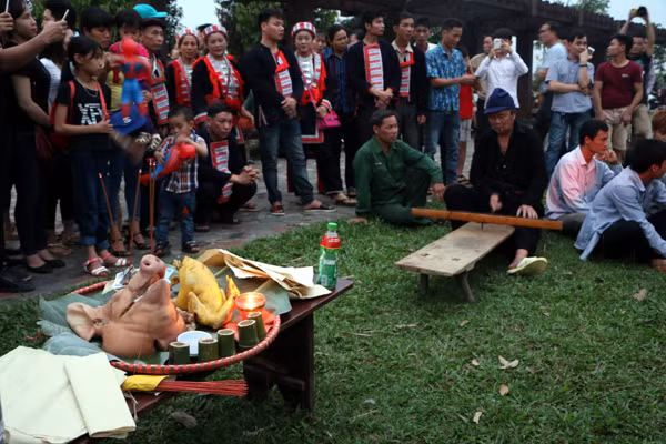Rùng mình người lao vào đống lửa như "thiêu thân" ảnh 1