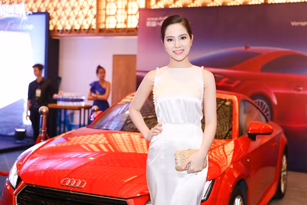 Nữ hoàng Du lịch Dương Kim Ánh nổi bật bên siêu xe ảnh 4