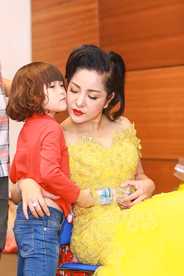 Thúy Nga "đọ dáng" cùng Hoài Linh ảnh 7