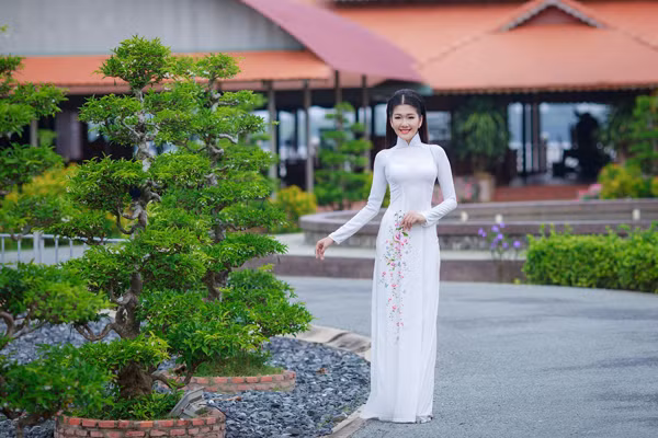 Á khôi "Người đẹp xứ Dừa" Xuân An rạng ngời với áo dài ảnh 5