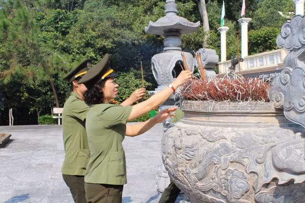 Hoạt động về nguồn nhiều ý nghĩa ảnh 5