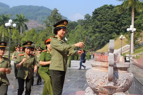 Hoạt động về nguồn nhiều ý nghĩa ảnh 3