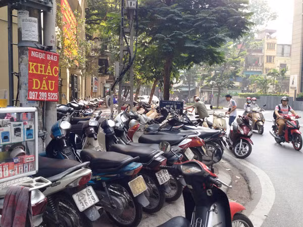 Bát nháo dịch vụ trông giữ xe quanh trung tâm thương mại Vincom ảnh 3