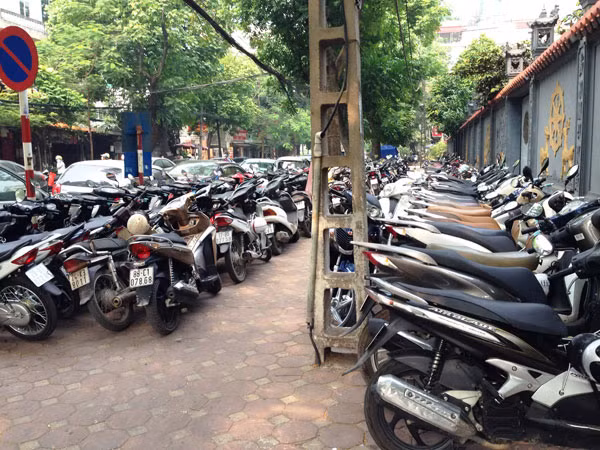Bát nháo dịch vụ trông giữ xe quanh trung tâm thương mại Vincom ảnh 1