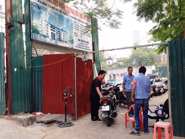 Bát nháo dịch vụ trông giữ xe quanh trung tâm thương mại Vincom ảnh 2