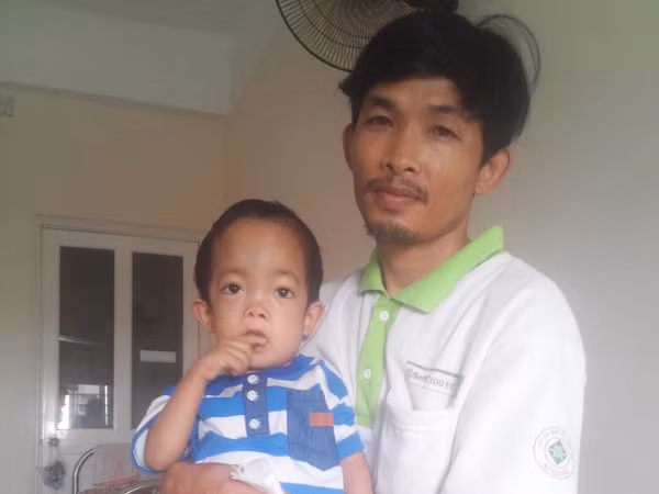 Người cha hàng trăm lần ôm con chạy bộ đi cấp cứu ảnh 1