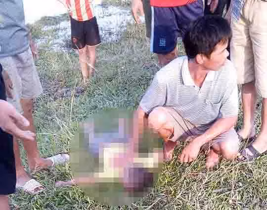 Trượt chân ngã xuống ruộng, hai cháu bé đuối nước thương tâm ảnh 1