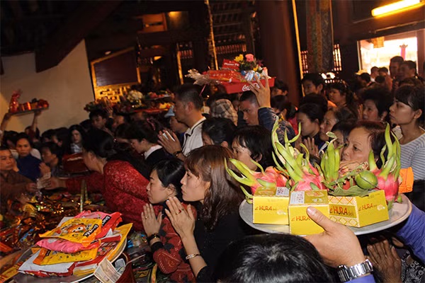 Hàng vạn du khách nô nức trẩy hội chùa Hương ảnh 7