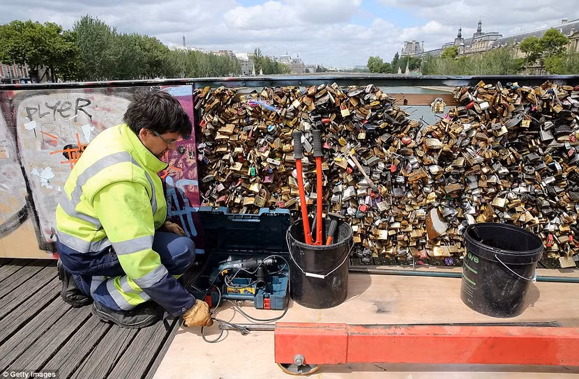 Chùm ảnh: “Mở khóa” tình yêu “cứu sống” cầu Pont des Arts ở Paris ảnh 7