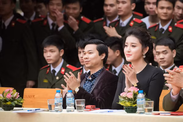 Á hậu Huyền My giản dị nhưng đầy quyến rũ trên "ghế nóng" ảnh 1