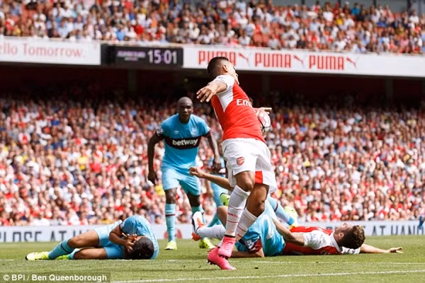 Giroud may mắn thoát khỏi chấn thương sọ não ảnh 5